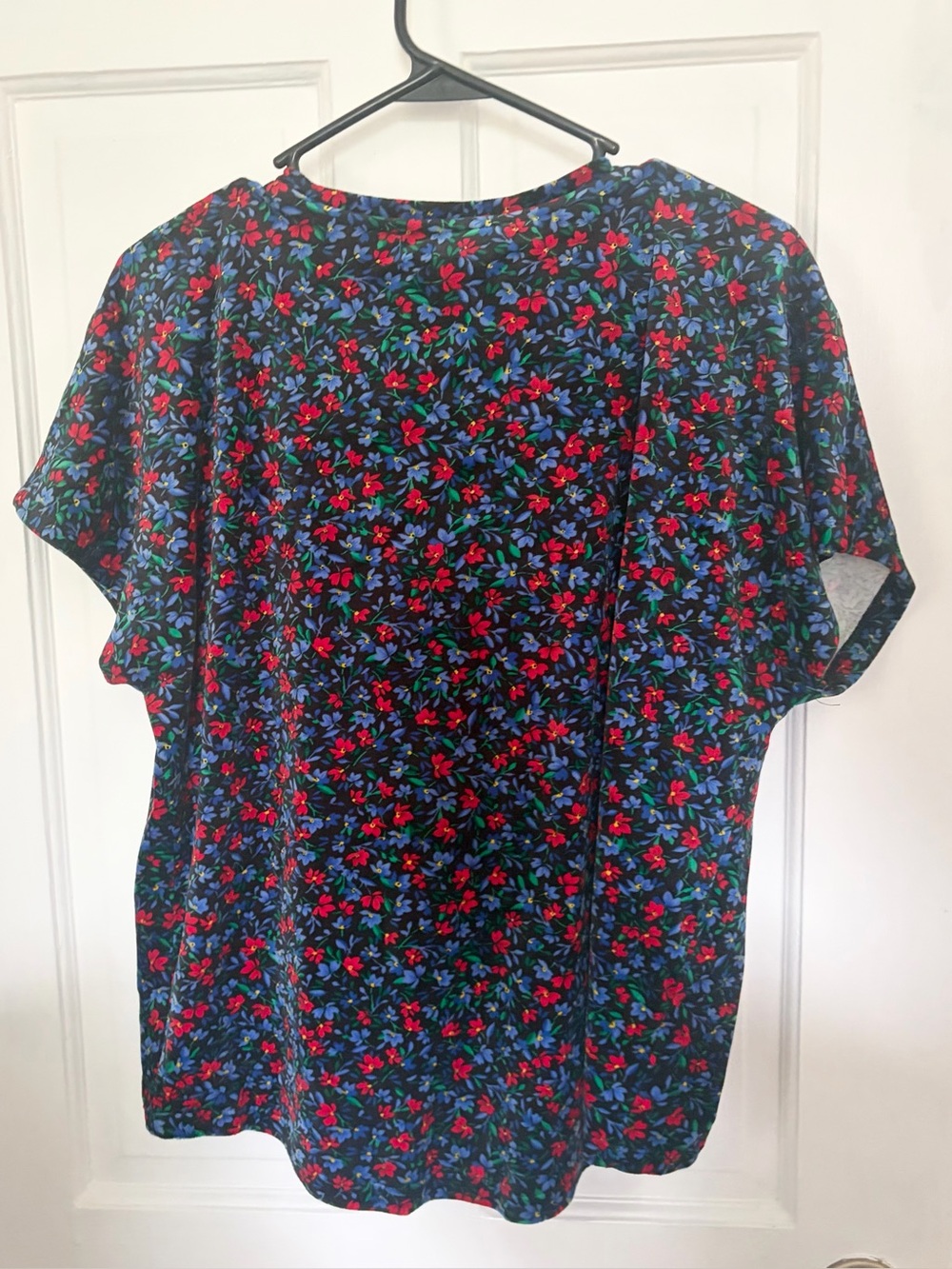 Floral blouse with red and blue flowers, Size s fr Loft - Picture 3 of 4